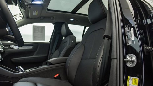 Certified 2025 Volvo XC40 B5 Plus w/ Climate Package image 19