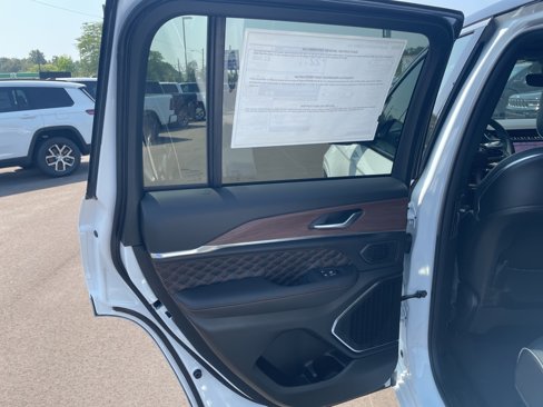 New 2025 Jeep Grand Cherokee Summit image 14