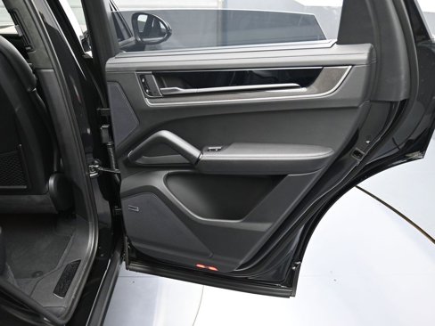 New 2025 Porsche Cayenne Turbo image 27