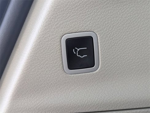 Used 2024 Chrysler Pacifica Touring-L image 13