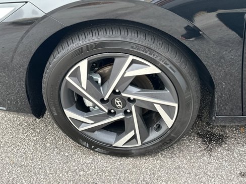 Certified 2025 Hyundai Elantra SEL image 11