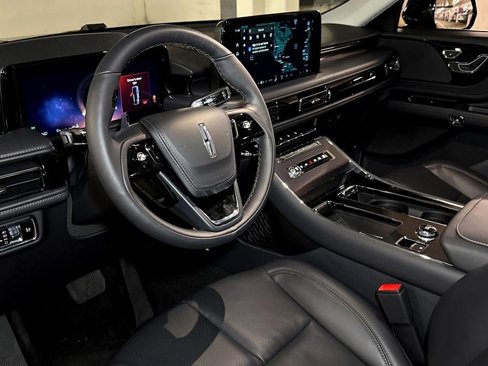 Certified 2025 Lincoln Aviator AWD image 17