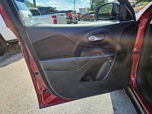 Used 2016 Jeep Cherokee Sport image 8