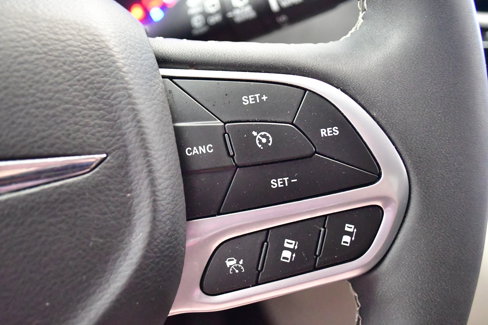 Used 2024 Chrysler Pacifica Limited image 25