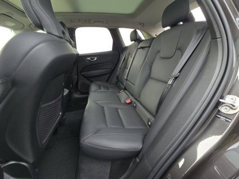Certified 2025 Volvo XC60 B5 Plus image 6