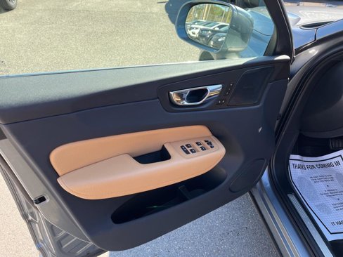 Used 2019 Volvo XC60 T5 Momentum w/ Multimedia Package image 8