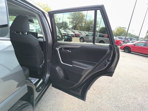 Used 2022 Toyota RAV4 XLE image 15