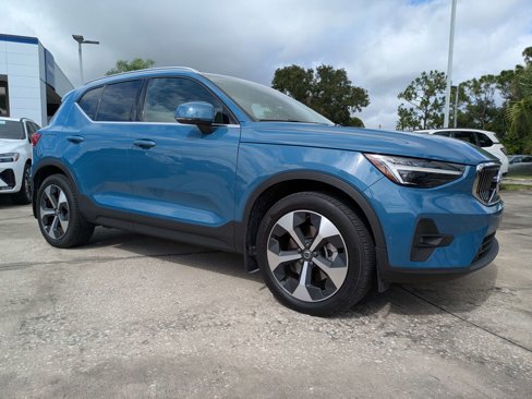 Used 2023 Volvo XC40 B4 Ultimate image 2