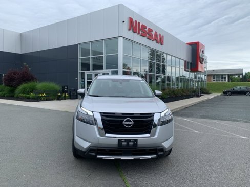New 2025 Nissan Pathfinder SL image 2