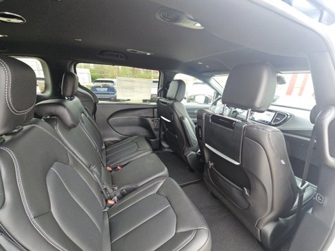 New 2025 Chrysler Pacifica Select w/ Uconnect Theater Family Group image 34