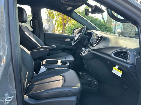 New 2025 Chrysler Pacifica Select image 21