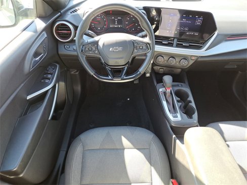 Used 2025 Chevrolet Trax RS w/ Sunroof Package image 11