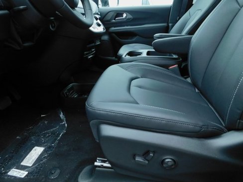 New 2025 Chrysler Pacifica Select w/ Uconnect Theater Family Group image 23