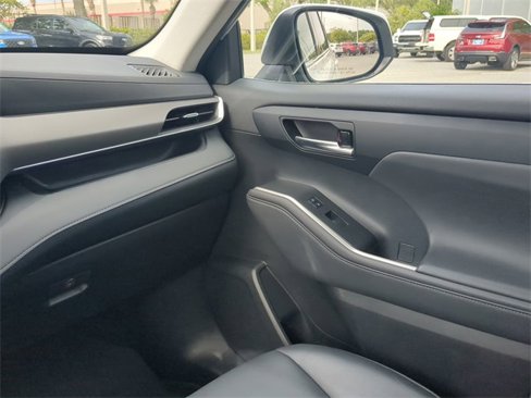 Used 2022 Toyota Highlander XLE image 6