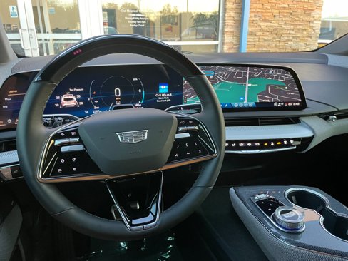 Used 2025 Cadillac Optiq Sport 2 image 32
