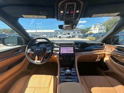 New 2025 Jeep Grand Cherokee Summit image 8