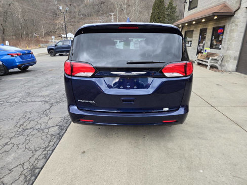 Used 2017 Chrysler Pacifica Touring image 7