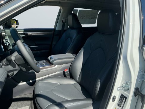 New 2025 Toyota Highlander Platinum image 9