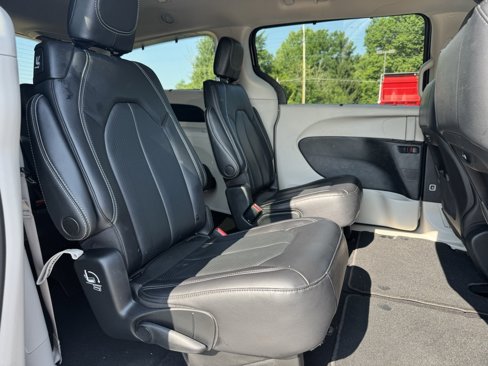 Used 2022 Chrysler Pacifica Touring-L image 18