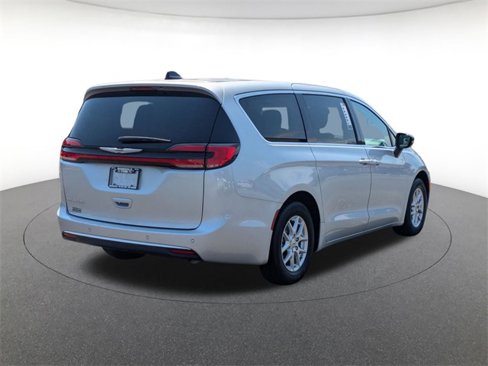Used 2024 Chrysler Pacifica Touring-L image 3