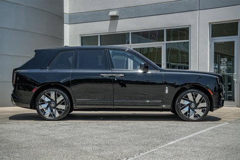 New 2025 Rolls-Royce Cullinan image 3