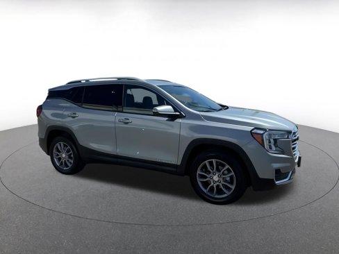 Used 2024 GMC Terrain SLT image 2