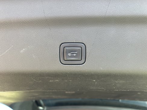 Used 2022 Chevrolet Suburban Z71 image 9