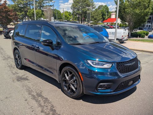 New 2025 Chrysler Pacifica Limited image 3
