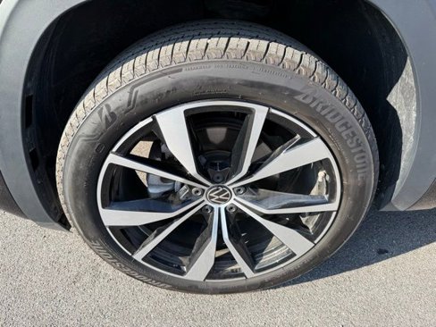 Certified 2025 Volkswagen Atlas SEL Premium R-Line image 32