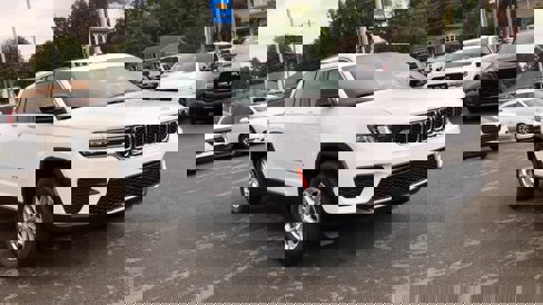 New 2025 Jeep Grand Cherokee Laredo image 2
