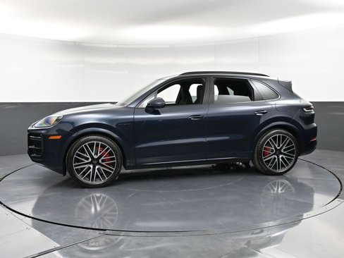New 2025 Porsche Cayenne Turbo image 2