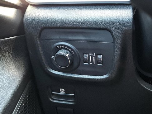 Used 2025 Jeep Grand Cherokee Laredo w/ Luxury Tech Group I image 27