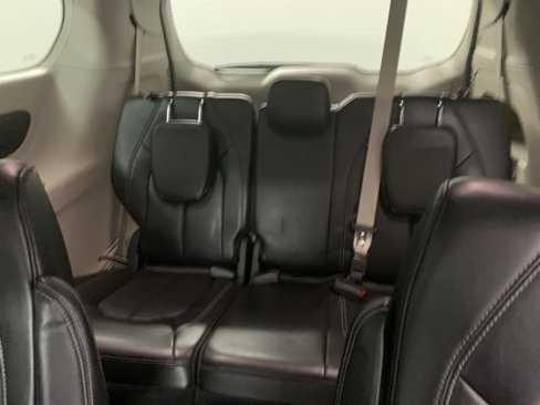 Used 2023 Chrysler Pacifica Touring-L image 6