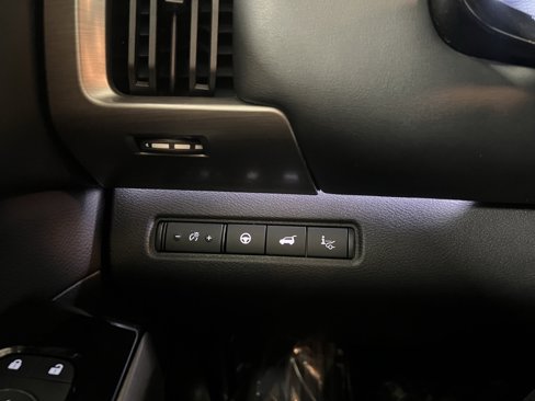 Used 2024 Nissan Pathfinder Platinum image 38