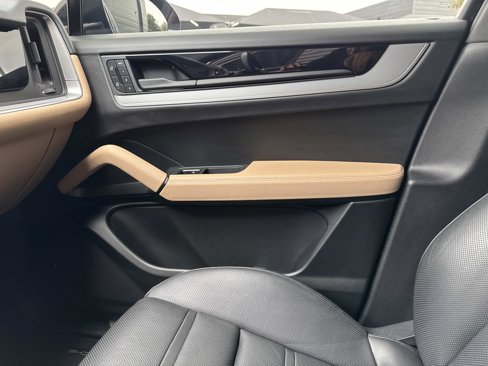 Certified 2024 Porsche Cayenne Coupe image 24