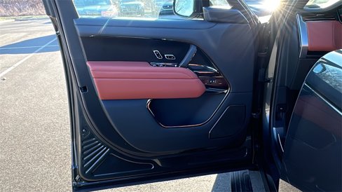 New 2025 Land Rover Range Rover SV image 9