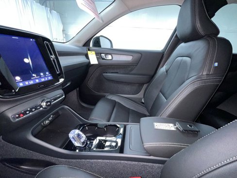 New 2026 Volvo XC40 B5 Ultra w/ Climate Package image 14