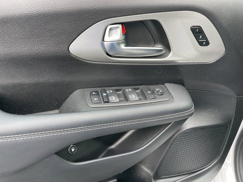 Used 2023 Chrysler Pacifica Limited w/ S Appearance Package image 11