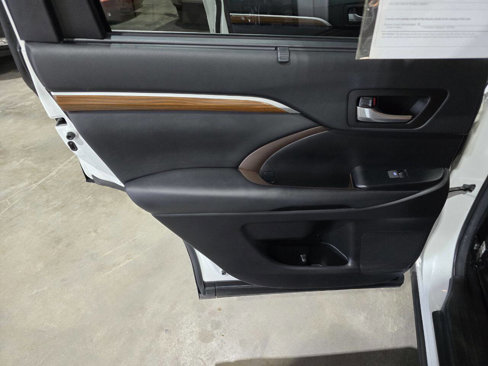 Used 2018 Toyota Highlander AWD V6 image 27