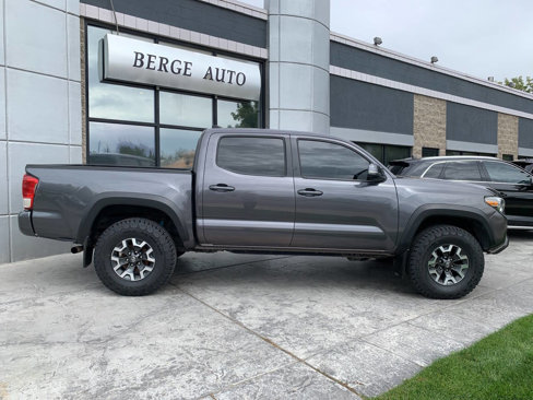 Used 2017 Toyota Tacoma TRD Sport image 7