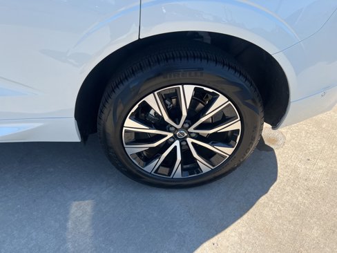 Certified 2025 Volvo XC60 B5 Plus image 10