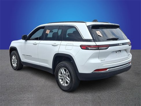 Used 2024 Jeep Grand Cherokee Laredo image 6
