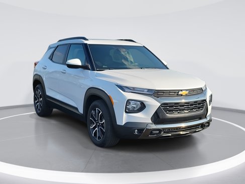 Used 2023 Chevrolet TrailBlazer ACTIV w/ Sun and Liftgate Package image 2