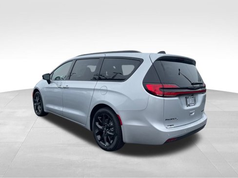 New 2026 Chrysler Pacifica Limited w/ Uconnect Theater Family Group image 3