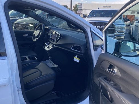 New 2026 Chrysler Voyager LX image 27