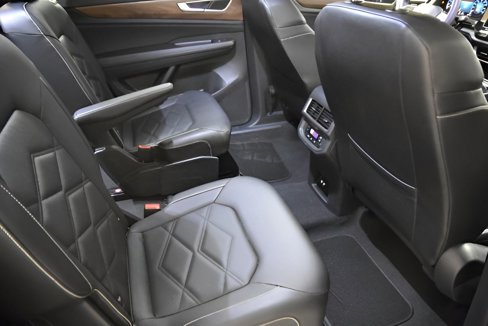 Used 2024 Volkswagen Atlas SE image 35