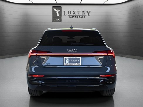 Used 2024 Audi Q8 e-tron Premium image 6