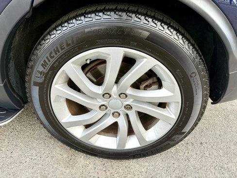 Used 2020 Land Rover Discovery HSE image 11