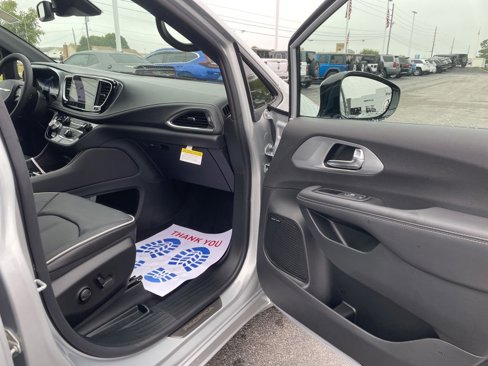 New 2026 Chrysler Pacifica Limited w/ Uconnect Theater Family Group image 38