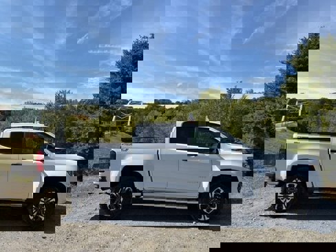 Used 2022 Chevrolet Colorado Z71 image 2